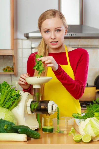 Donna in cucina che fa succo di frullato vegetale — Foto Stock