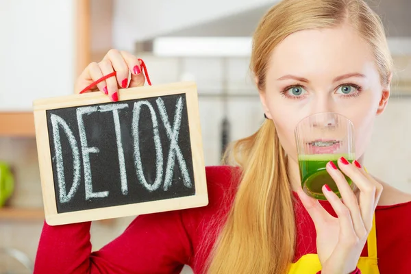 Kobieta trzyma soki warzywne i detox znak — Zdjęcie stockowe