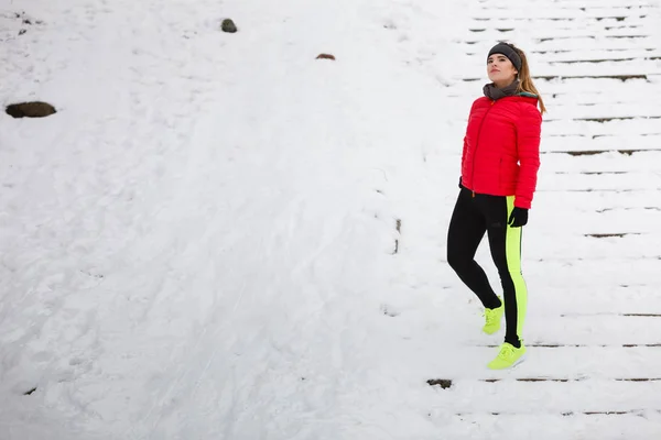 Mujer con ropa deportiva ejercitándose durante el invierno — Foto de Stock