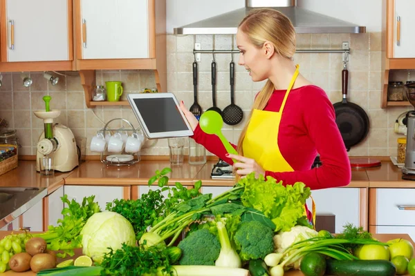 Mulher com vegetais verdes pensando em cozinhar — Fotografia de Stock