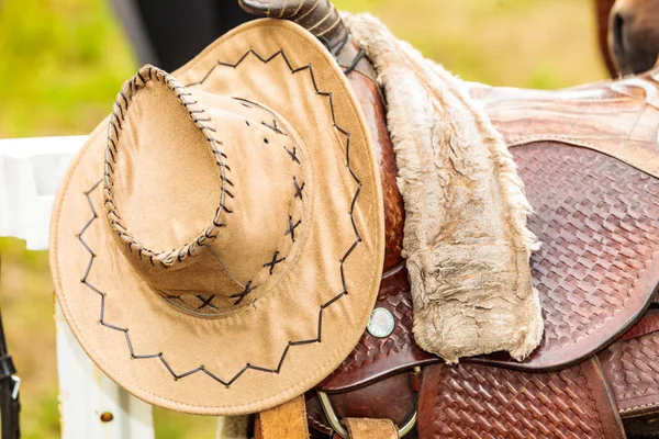 Cowboy kalap, nyereg vonósok, szoknya, ló objektumok, — Stock Fotó