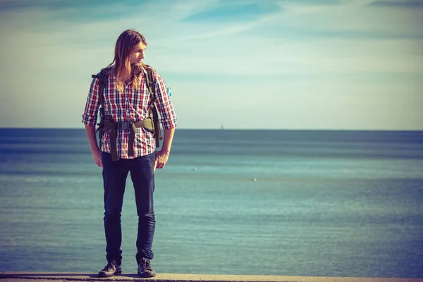 Mann wandert mit Rucksack am Meer entlang — Stockfoto