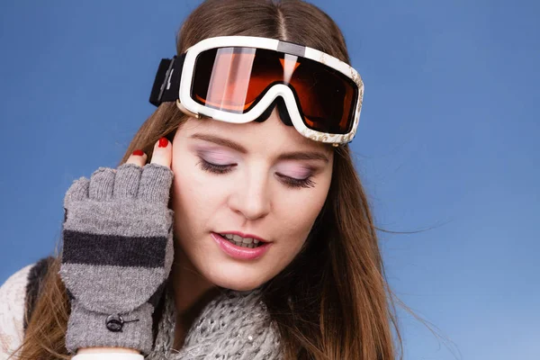 Skiër meisje het dragen van warme kleren ski googles portret. — Stockfoto