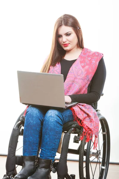 Señora discapacitada navegando en la web . — Foto de Stock