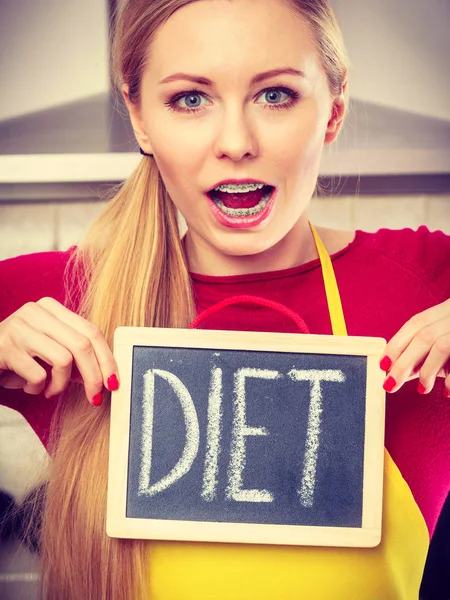Mutlu kadın holding yönetim kurulu diyet işareti ile — Stok fotoğraf