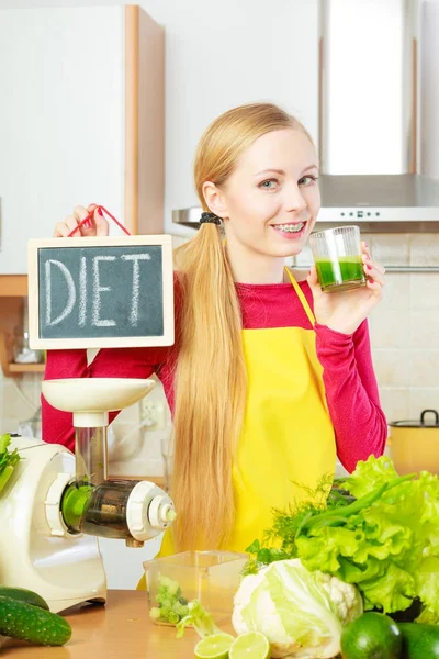 Donna che tiene succo di verdura e segno di dieta — Foto Stock