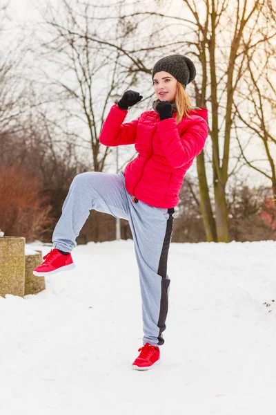 Femme portant des vêtements de sport s'exerçant à l'extérieur pendant l'hiver — Photo