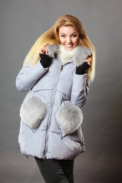 Mulher feliz usando inverno casaco peludo quente — Fotografia de Stock