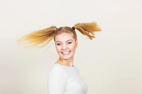 Glada Blond tonåring flicka med hästsvansar — Stockfoto