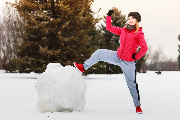 Женщина в спортивной одежде зимой — стоковое фото