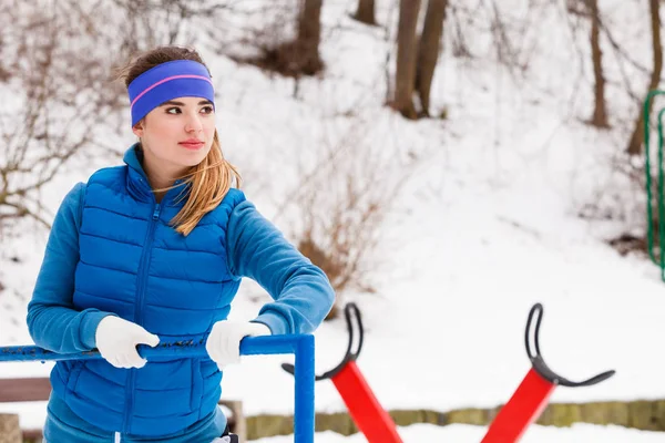 Mujer usando ropa deportiva cálida relajante después de hacer ejercicio — Foto de Stock