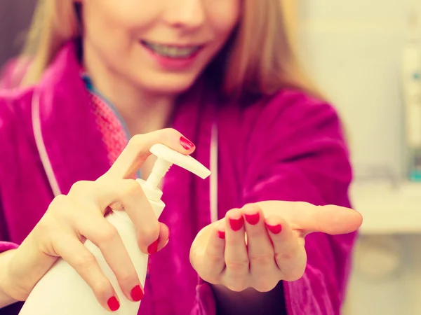 Mujer aplicando crema de manos en las manos — Foto de Stock