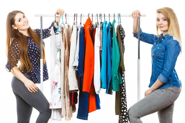 Nakupování oblečení šťastné ženy — Stock fotografie
