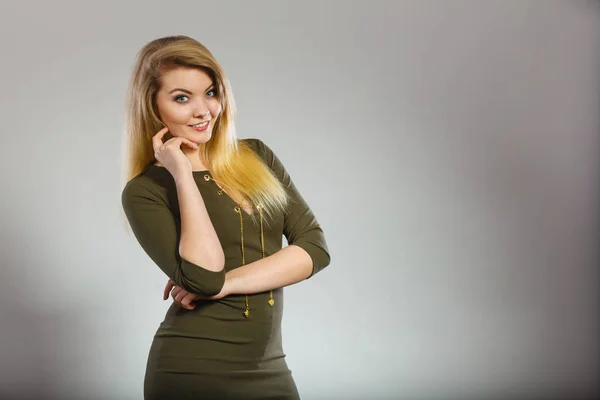 Atractiva mujer rubia con vestido caqui verde apretado — Foto de Stock