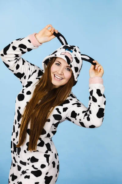 Kvinna iklädd pyjamas tecknad leende — Stockfoto
