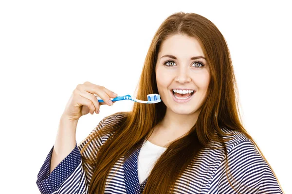 Femme tient une brosse à dents avec de la pâte . — Photo