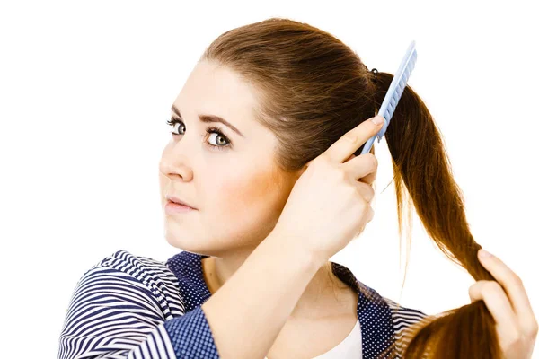 女子刷牙长长的头发用梳子 — 图库照片