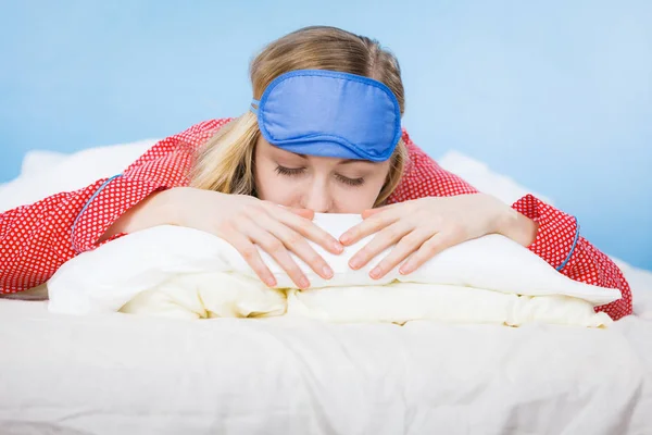 Giovane donna che indossa la fascia occhio addormentato a letto — Foto Stock