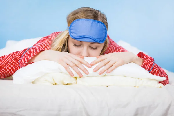 Young woman wearing sleeping eye band in bed — Stock Photo, Image