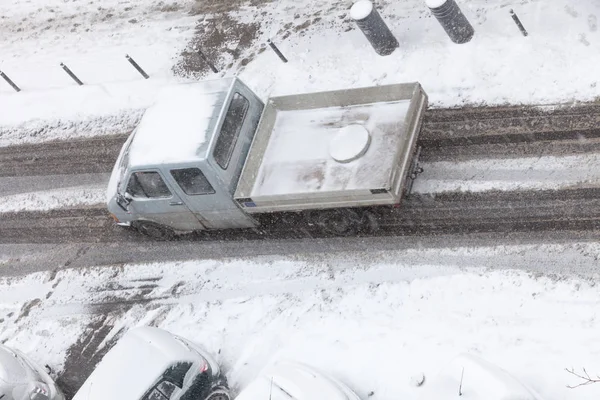 Автомобиль на дороге покрыт снегом — стоковое фото