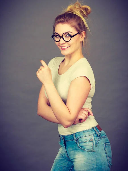 Mulher adolescente feliz vestindo óculos — Fotografia de Stock