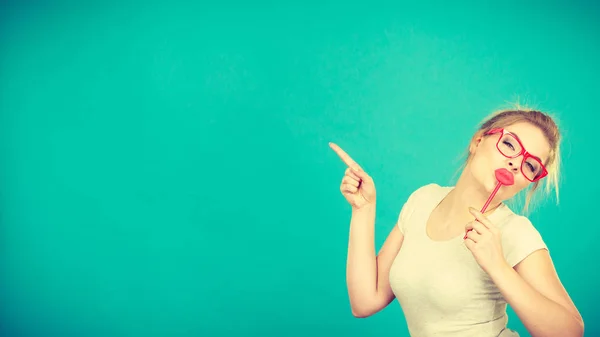 Mujer feliz sosteniendo labios falsos en palo — Foto de Stock