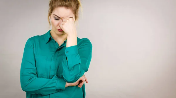 Mujer de negocios pensamiento intensivo — Foto de Stock