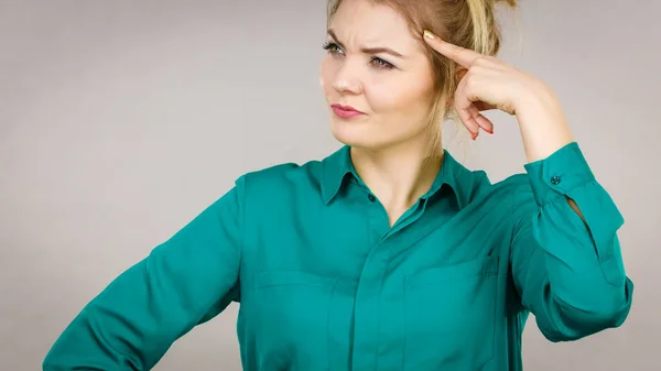 Zakelijke vrouw intensieve denken — Stockfoto