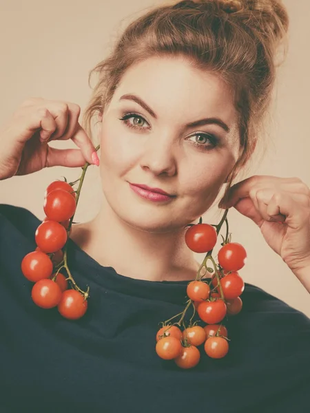 Mulher segurando tomates cereja frescos — Fotografia de Stock