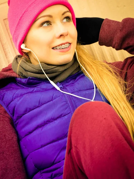 Frau in warmer Sportkleidung entspannt sich nach dem Training — Stockfoto