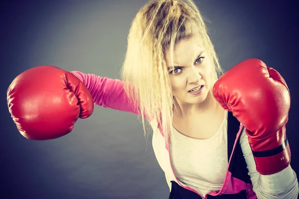 Donna arrabbiata che indossa guanti da boxe — Foto Stock
