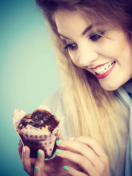 Atraktivní žena drží v ruce dort — Stock fotografie