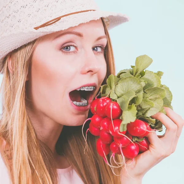 Mujer feliz mordiendo rábano —  Fotos de Stock