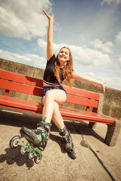 Jonge vrouw paardrijden rolschaatsen — Stockfoto