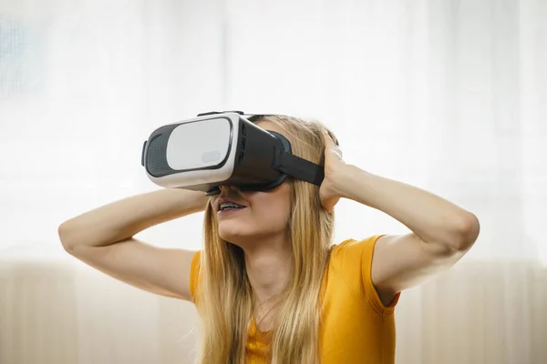 Chica con gafas de realidad virtual. — Foto de Stock