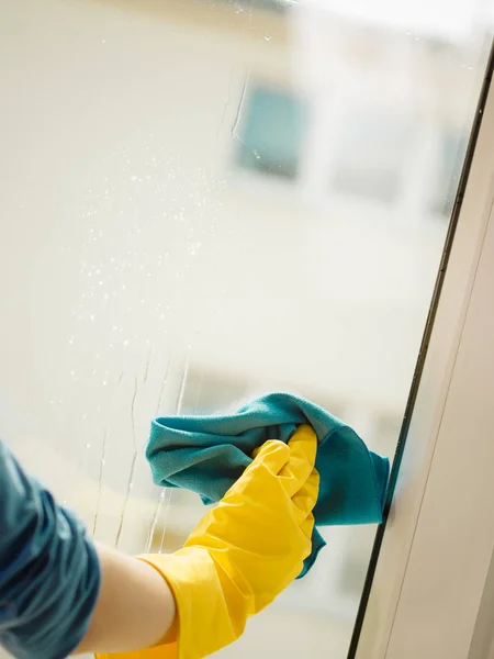 Håndrengjøringsvindu hjemme med vaskemiddelfolie – stockfoto