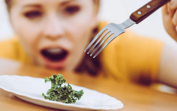 Sorprendida joven mujer que está a dieta —  Fotos de Stock