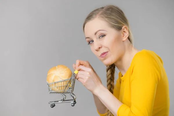 Femme tenant un panier avec du pain — Photo