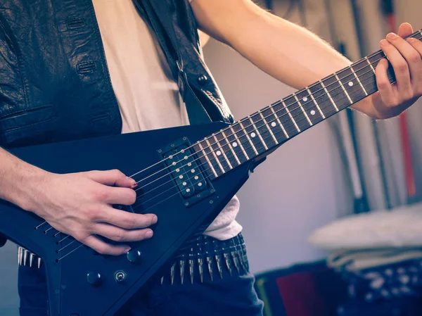 Man spelen op elektrische gitaar — Stockfoto