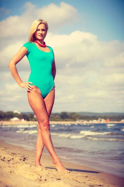 水着を着てビーチの上を歩く女性 — ストック写真