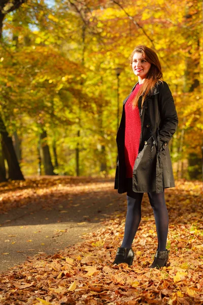 Ragazza che cammina attraverso il parco . — Foto Stock