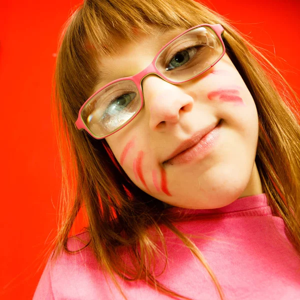 Menina da criança fazendo cara engraçada — Fotografia de Stock