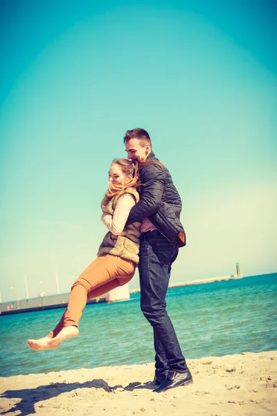 Casal feliz ter data na praia — Fotografia de Stock