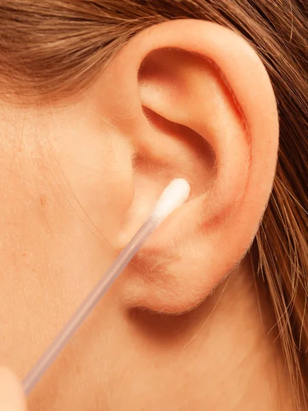 Mulher orelha de limpeza com cotonetes close-up — Fotografia de Stock