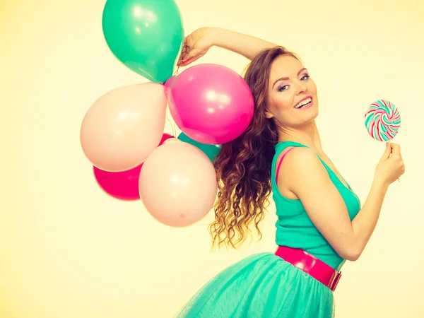 Frau mit bunten Luftballons und Lutscher — Stockfoto