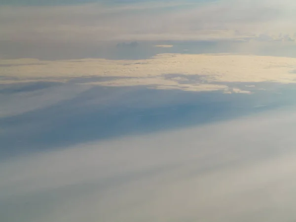 Красивые белые облака и голубое небо — стоковое фото