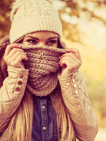 Mulher andando no parque sentindo frio — Fotografia de Stock