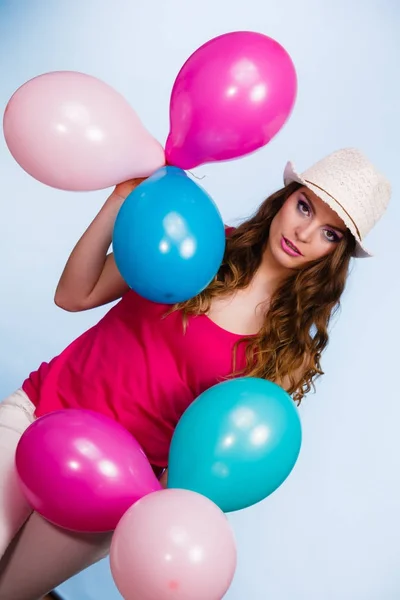 Donna che gioca con molti palloncini colorati — Foto Stock