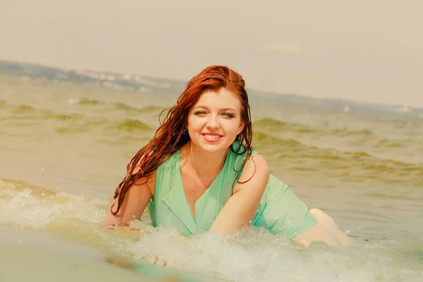 Femme rousse posant dans l'eau pendant l'été — Photo