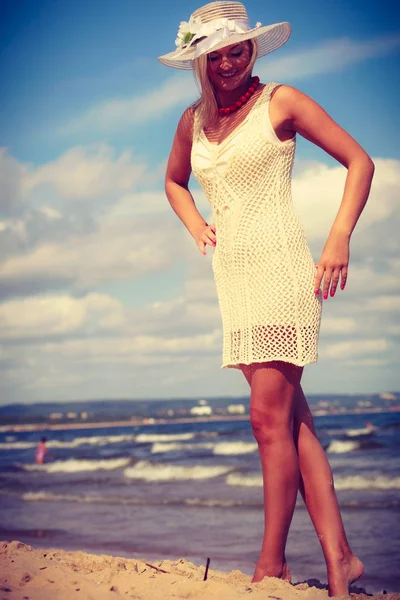 Mujer atractiva con vestido blanco . — Foto de Stock